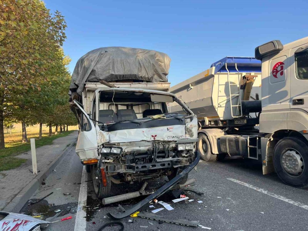 Kamyona arkadan çarptı!