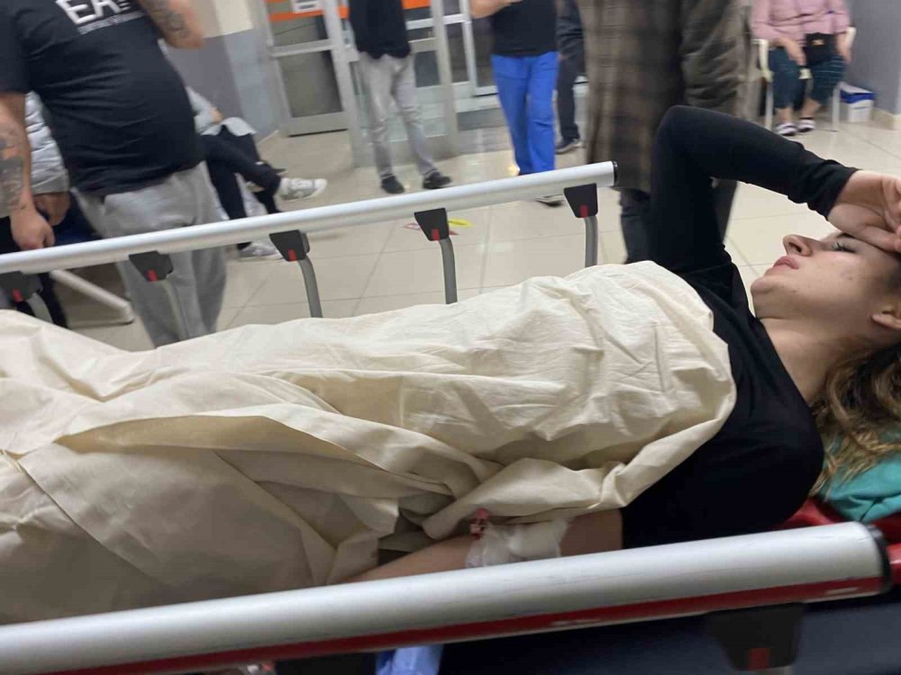 Motosiklet İle Otomobil Çarpıştı: 2 Genç Yaralandı