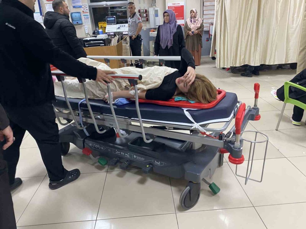 Motosiklet İle Otomobil Çarpıştı: 2 Genç Yaralandı