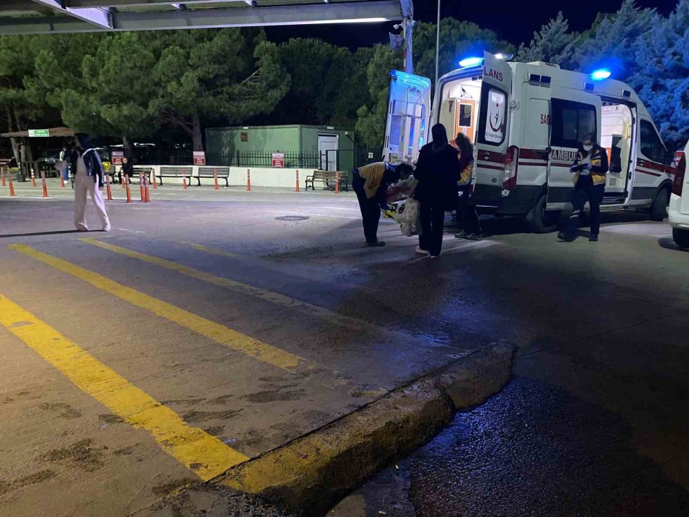 Motosiklet İle Otomobil Çarpıştı: 2 Genç Yaralandı