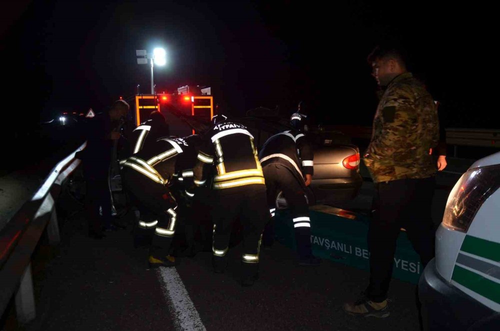 Tıra Arkadan Çarpan Otomobil Hurda Yığınına Döndü