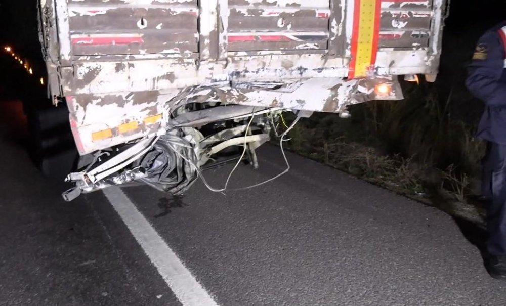 Tıra Arkadan Çarpan Otomobil Hurda Yığınına Döndü