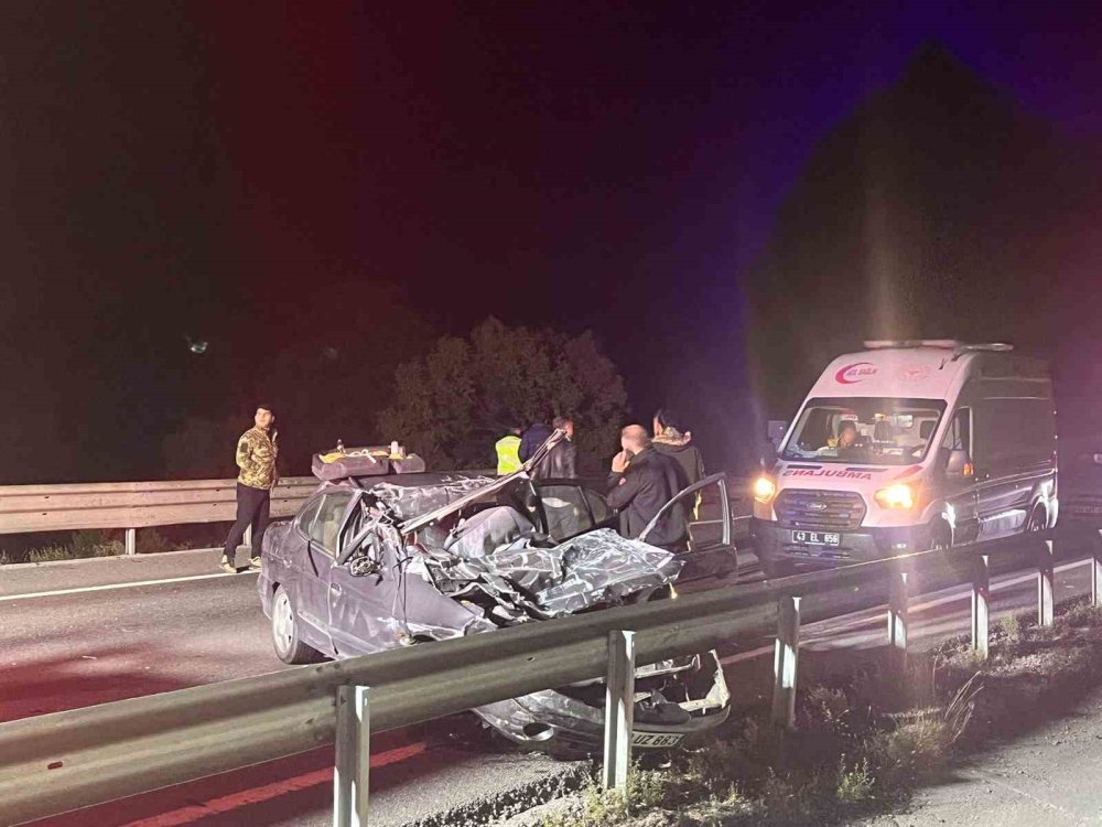 Tıra Arkadan Çarpan Otomobil Hurda Yığınına Döndü