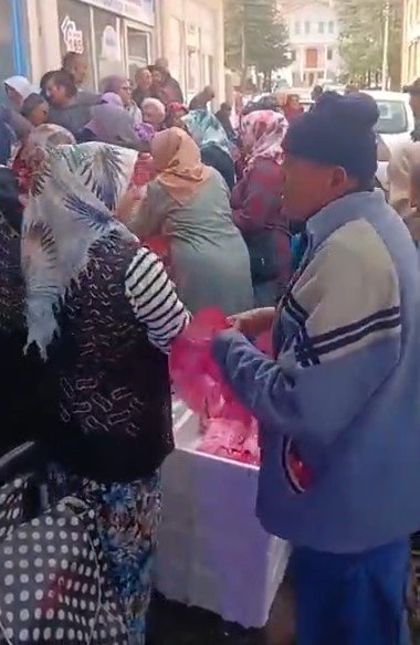 Ücretsiz Hamsi Dağıtımı Yoğun İlgi Gördü