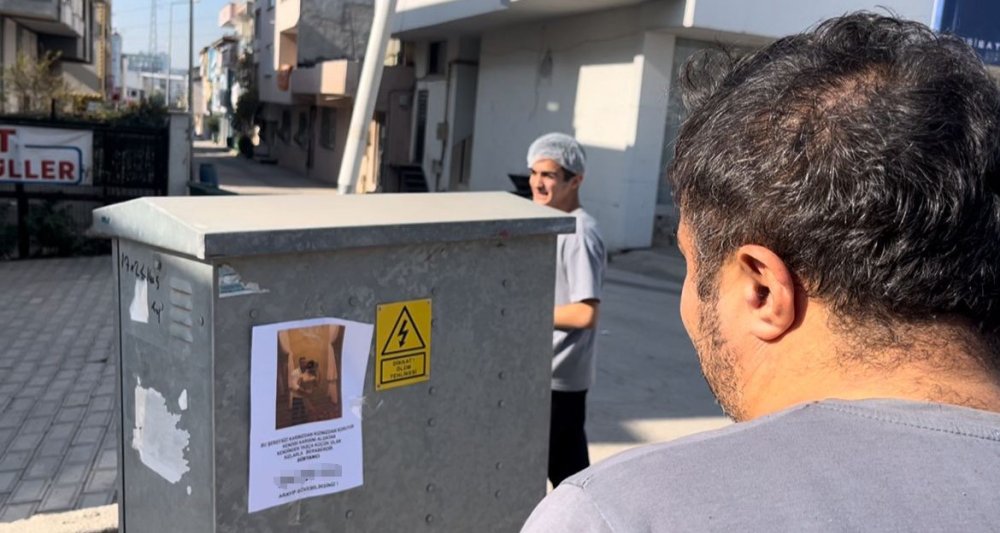 Fotoğrafı Gören Uzun Uzun Baktı: "Kızlarınızı Bu Adamdan Uzak Tutun" Yazılı Afişler Ortalığı Karıştırdı