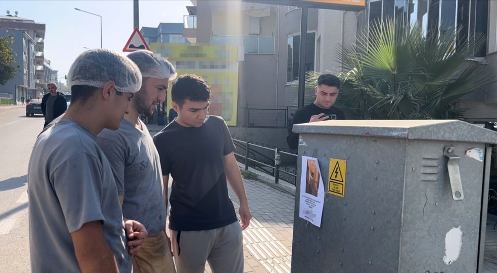 Fotoğrafı Gören Uzun Uzun Baktı: "Kızlarınızı Bu Adamdan Uzak Tutun" Yazılı Afişler Ortalığı Karıştırdı