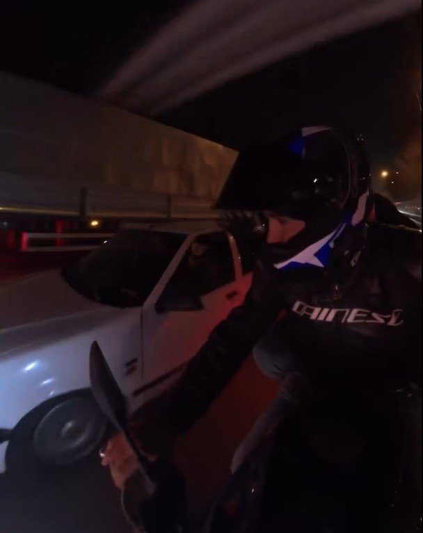 Motosiklete Yandan Çarpan Araç, Yoluna Bir Şey Olmamış Gibi Devam Etti