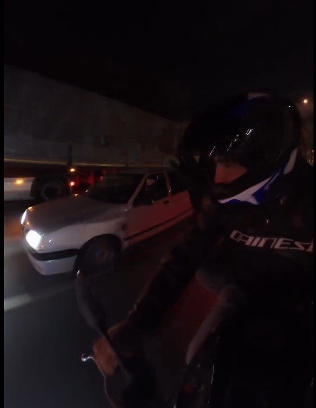 Motosiklete Yandan Çarpan Araç, Yoluna Bir Şey Olmamış Gibi Devam Etti