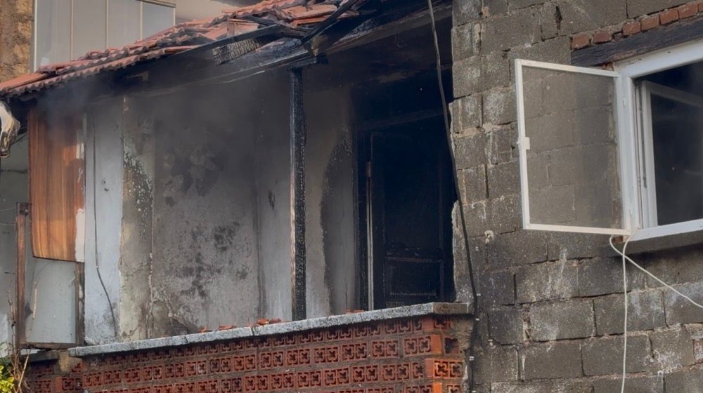İki Katlı Evde Yangın Paniği Mahalleyi Sardı