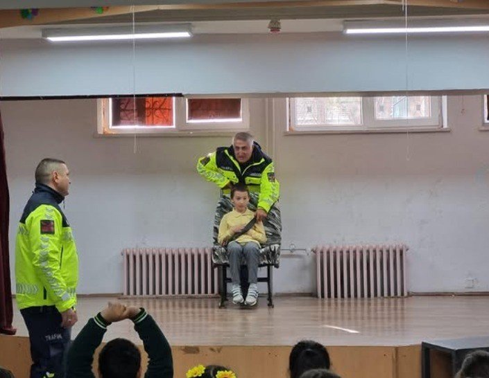 Öğrencilere Trafik Ve Emniyet Kemeri Eğitimi Verildi