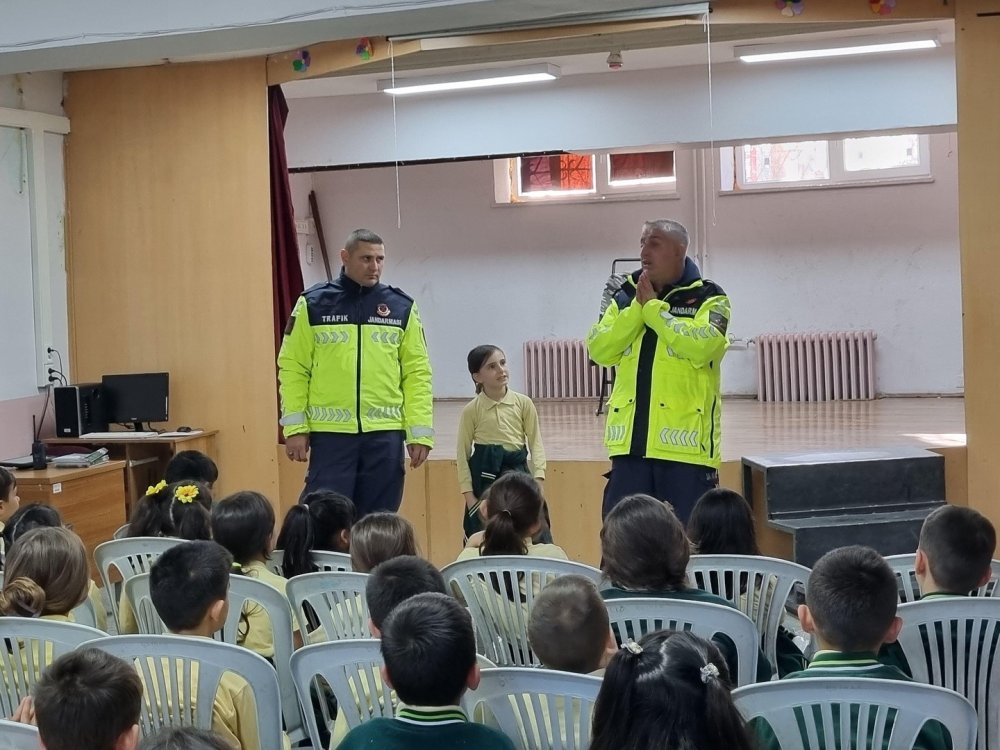 Öğrencilere Trafik Ve Emniyet Kemeri Eğitimi Verildi