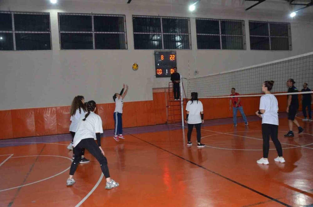Kadın Öğretmenlerden Oluşan Voleybol Takımı Erkeklere Meydan Okuyor