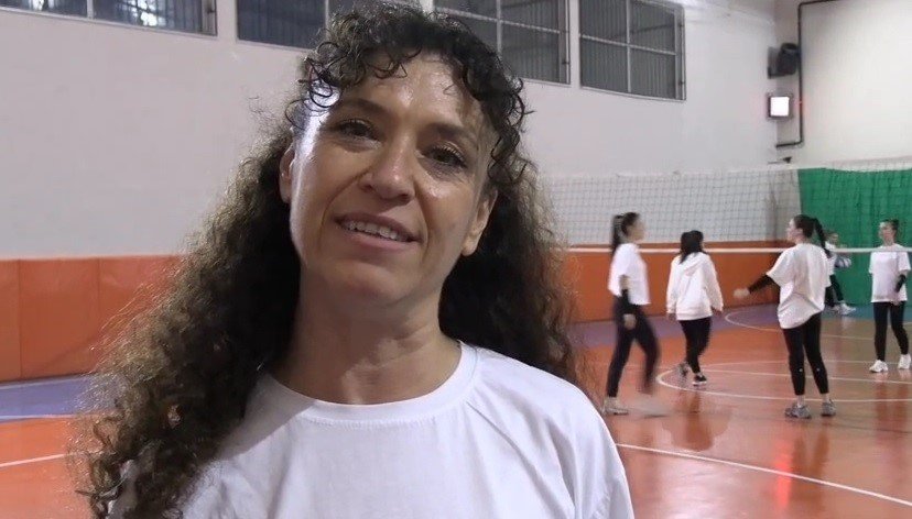 Kadın Öğretmenlerden Oluşan Voleybol Takımı Erkeklere Meydan Okuyor