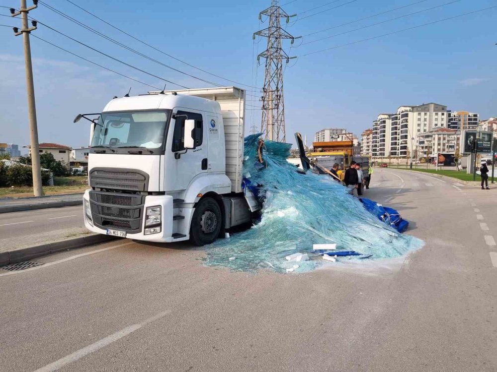 Tonlarca Ağırlıktaki Cam Tuzla Buz Oldu