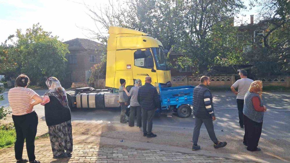 Elektrikli Bisiklet İle Tır Çarpıştı: 1 Yaralı