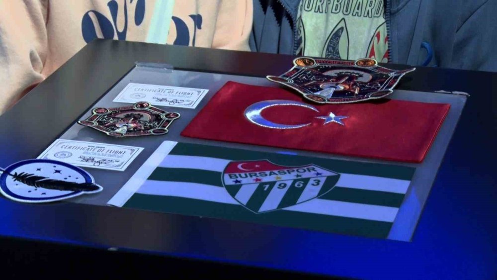 Gökhan Erdem Uzaya Çıkardığı Bursaspor Bayrağını Guhem’e Teslim Etti