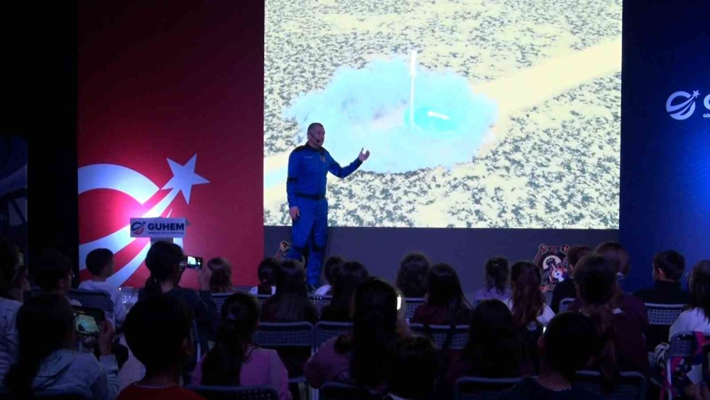 Gökhan Erdem Uzaya Çıkardığı Bursaspor Bayrağını Guhem’e Teslim Etti