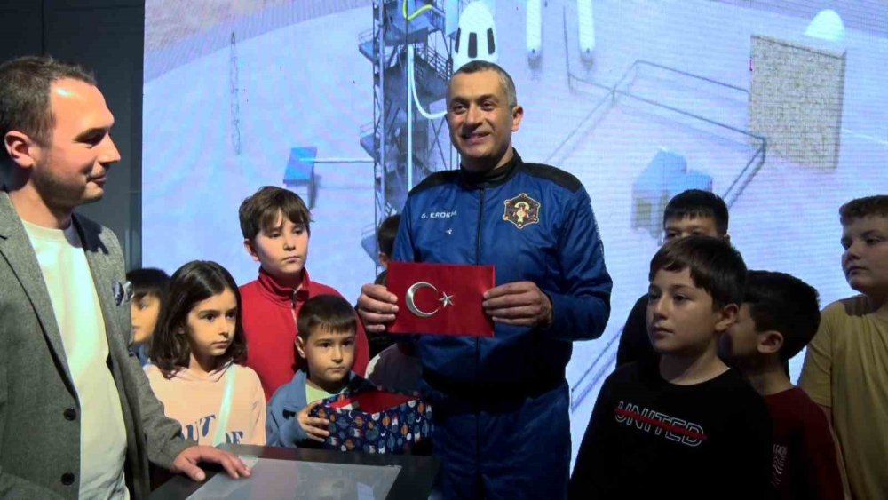 Gökhan Erdem Uzaya Çıkardığı Bursaspor Bayrağını Guhem’e Teslim Etti