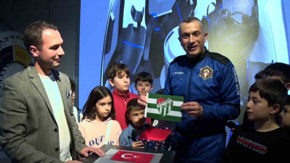 Gökhan Erdem Uzaya Çıkardığı Bursaspor Bayrağını Guhem’e Teslim Etti