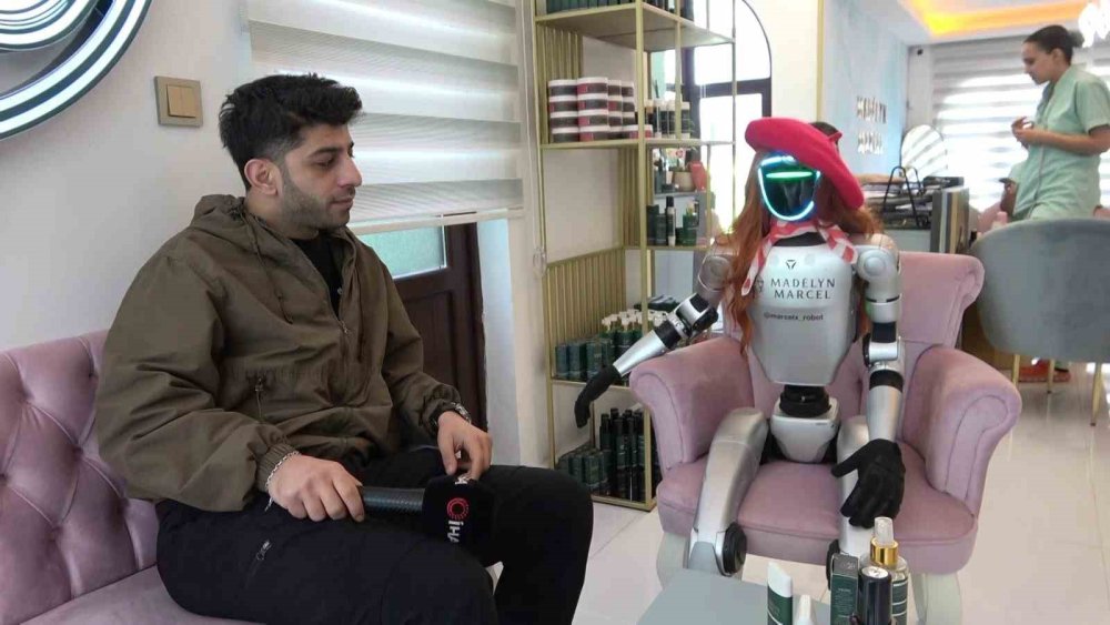 Güzellik Merkezine Robot İşçi Mesaiye Başladı