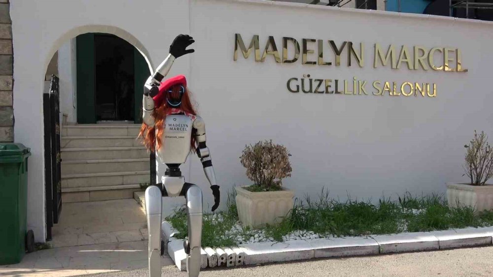 Güzellik Merkezine Robot İşçi Mesaiye Başladı
