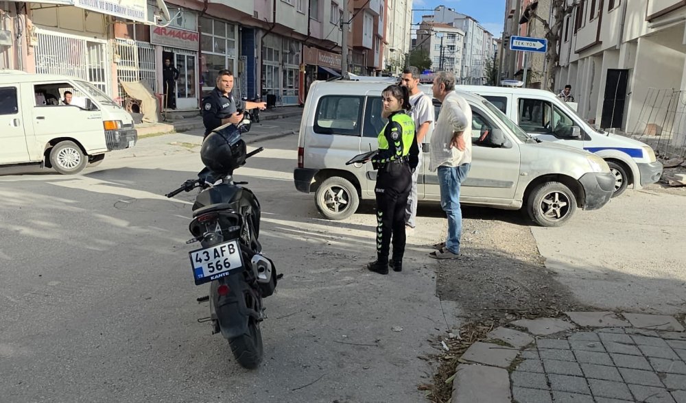 Hafif Ticari Araç İle Motosiklet Çarpıştı: 1 Yaralı