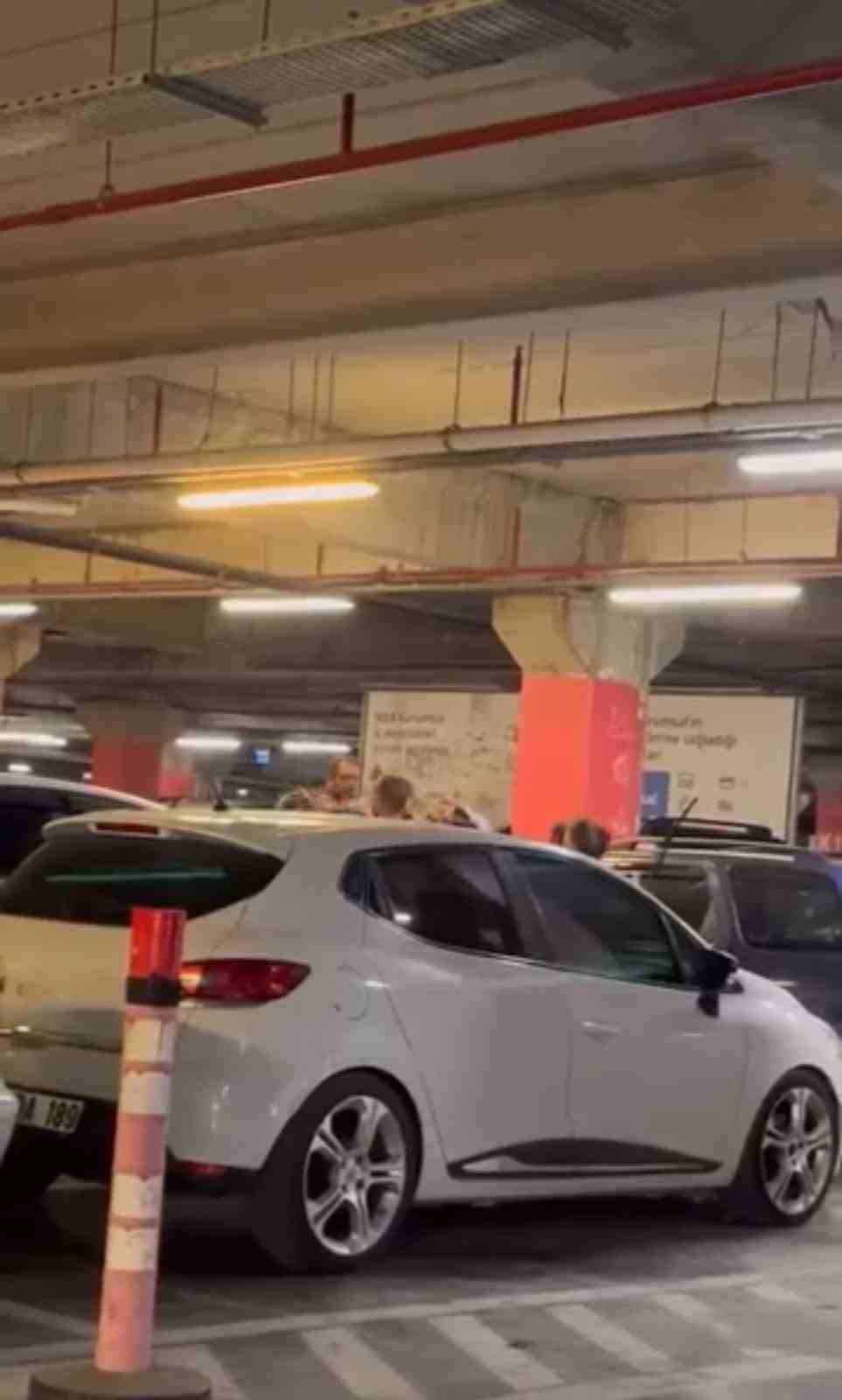 Avm Otoparkında İki Aile Arasında Kavga
