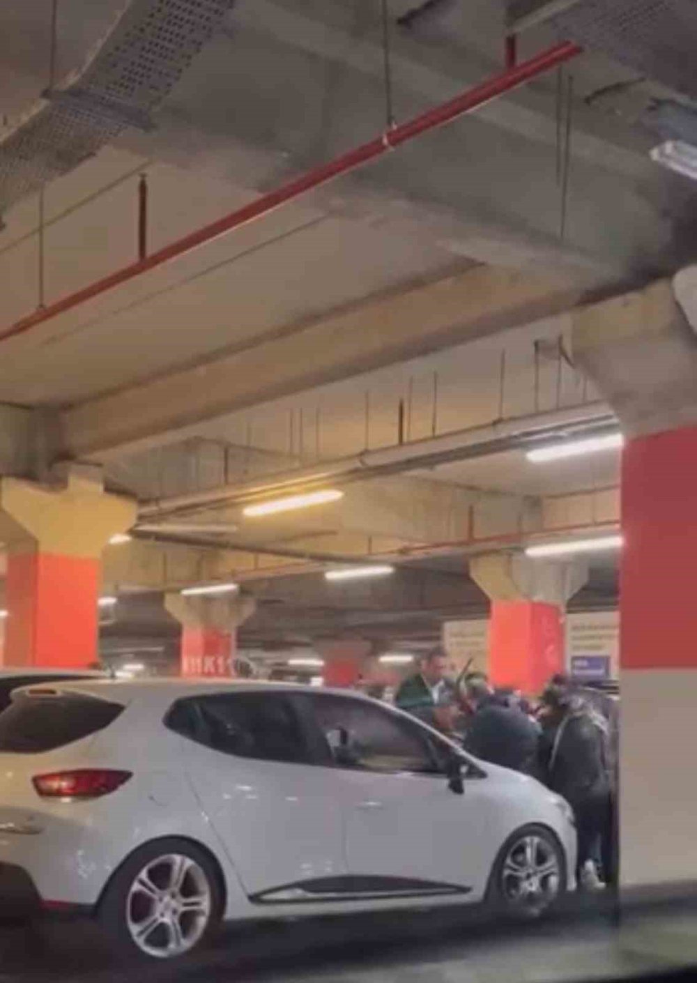 Avm Otoparkında İki Aile Arasında Kavga