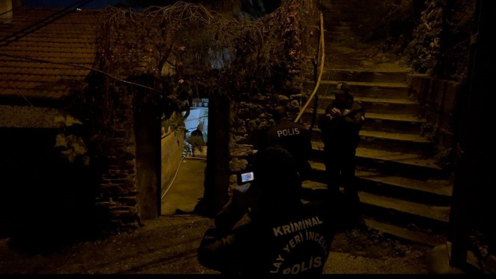 Bahçeye Çıkan Kadın Cesetle Karşılaştı