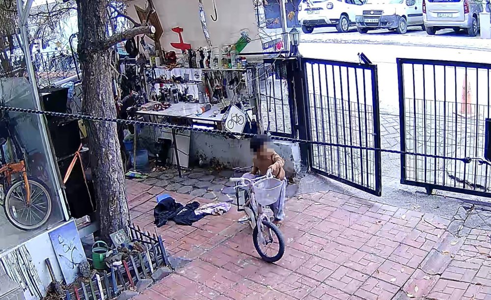 Bisikletini Çalan Çocuklara Üzülen Adam "İsteselerdi Verirdim, Böyle Yapmalarına Üzüldüm" Dedi