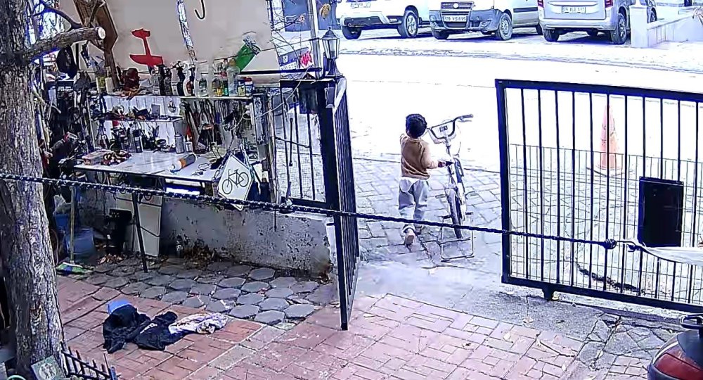 Bisikletini Çalan Çocuklara Üzülen Adam "İsteselerdi Verirdim, Böyle Yapmalarına Üzüldüm" Dedi