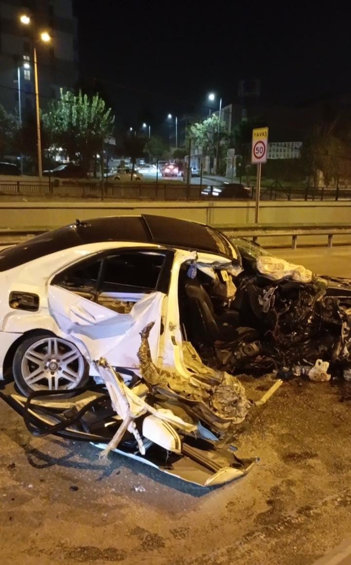 Otomobil, Önce Direğe Ardından Minibüse Çarparak Savruldu