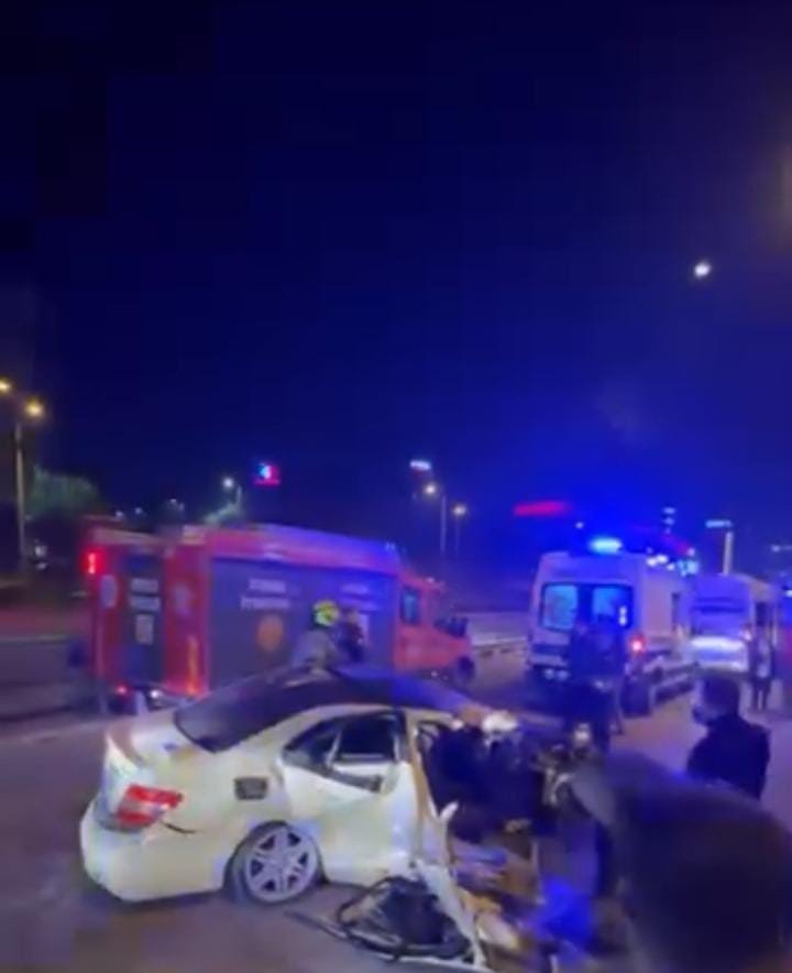 Otomobil, Önce Direğe Ardından Minibüse Çarparak Savruldu