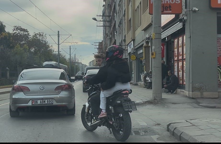 Sürücüsü Kasksız, Plakasız Motosikletin Gürültülü Egzozu Rahatsız Etti