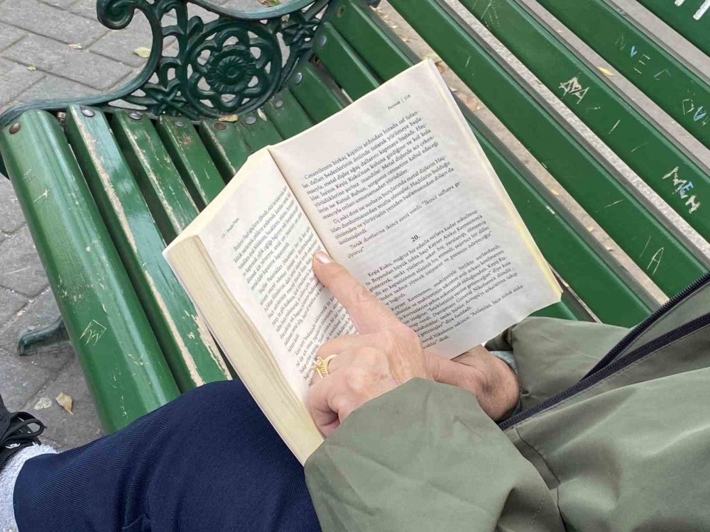 Tek Gözü Görmeyen 66 Yaşındaki Kadın Her Gün 300 Sayfa Kitap Okuyor