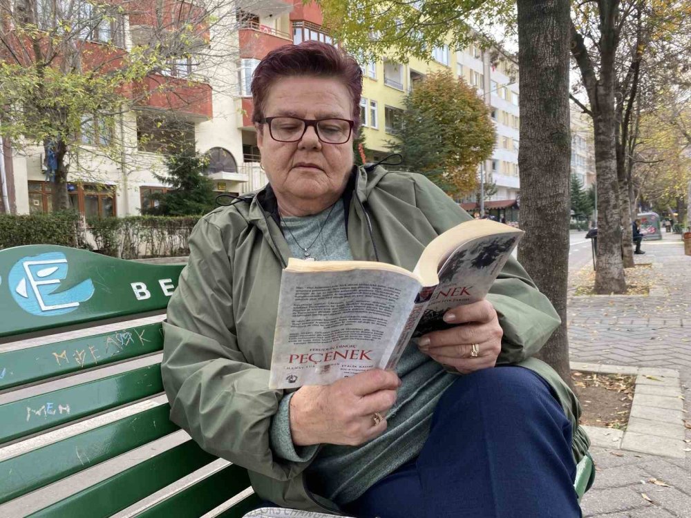 Tek Gözü Görmeyen 66 Yaşındaki Kadın Her Gün 300 Sayfa Kitap Okuyor
