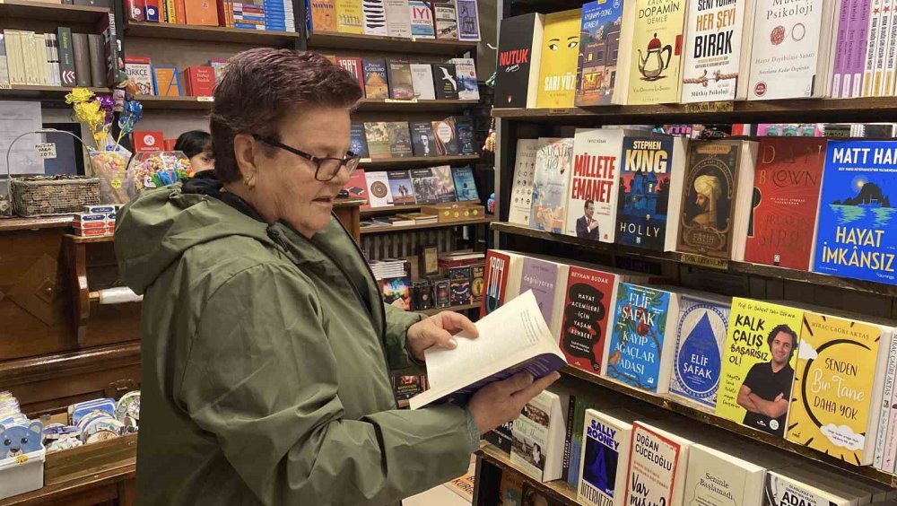 Tek Gözü Görmeyen 66 Yaşındaki Kadın Her Gün 300 Sayfa Kitap Okuyor