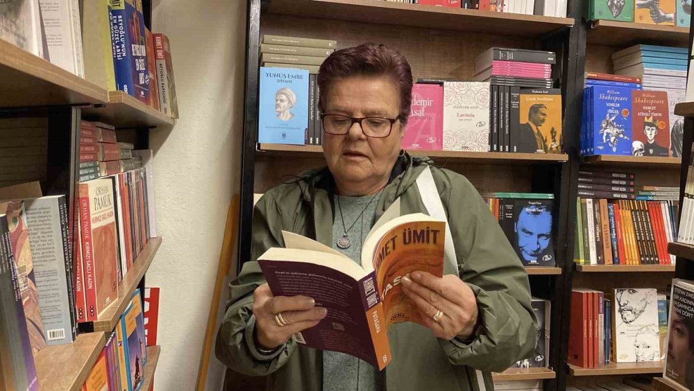 Tek Gözü Görmeyen 66 Yaşındaki Kadın Her Gün 300 Sayfa Kitap Okuyor