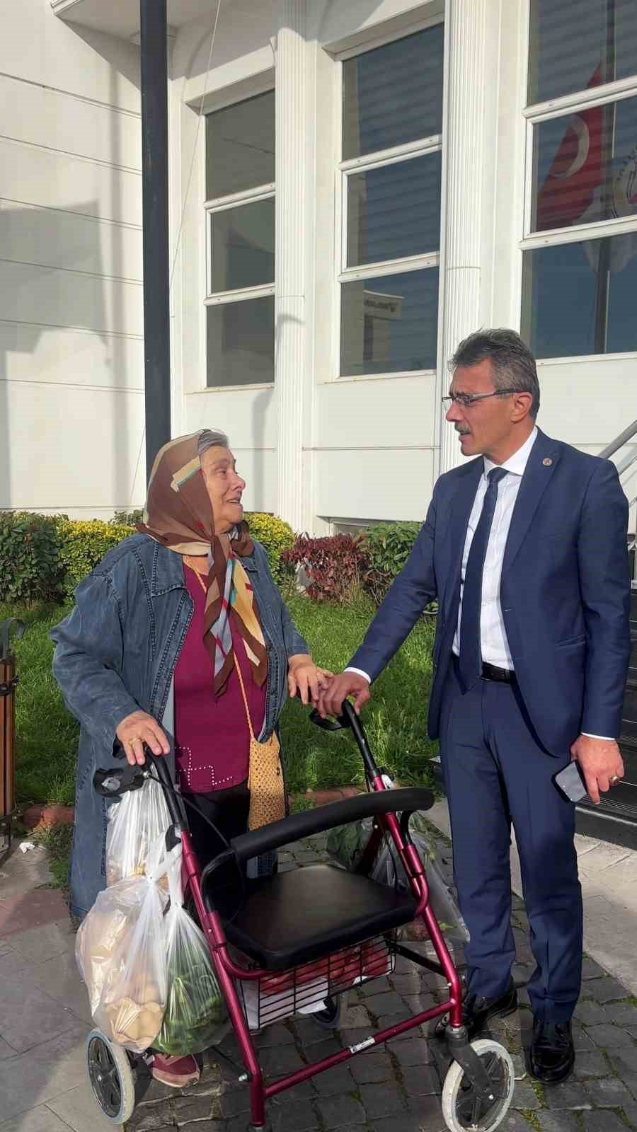 Makam Aracını Yaşlı Kadına Tahsis Etti