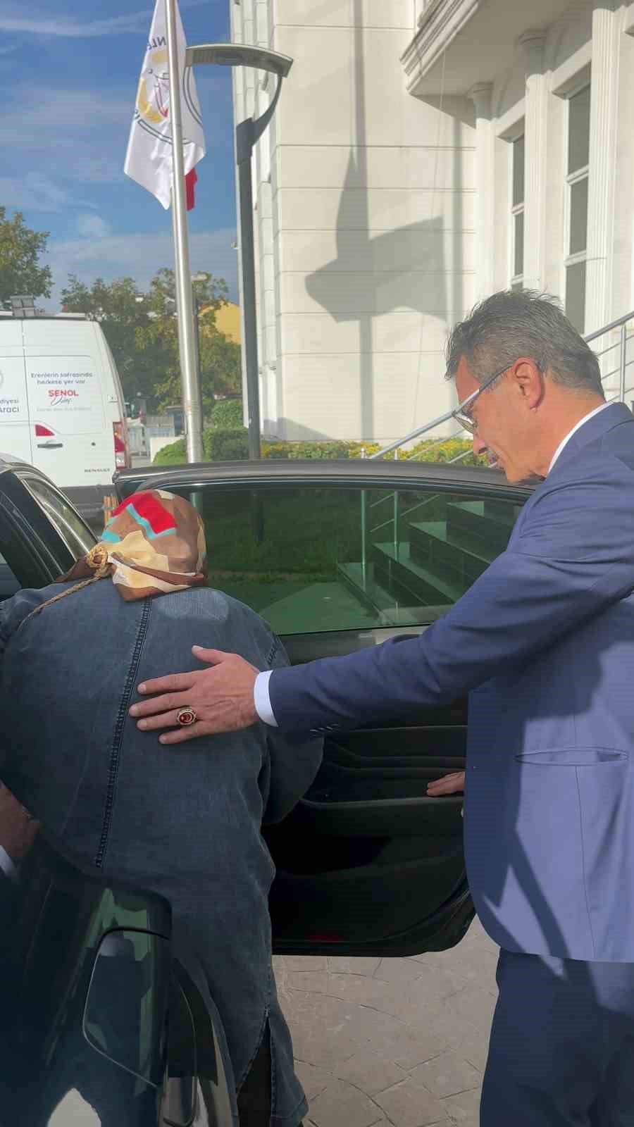 Makam Aracını Yaşlı Kadına Tahsis Etti