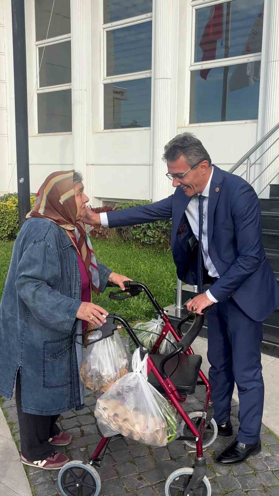 Makam Aracını Yaşlı Kadına Tahsis Etti