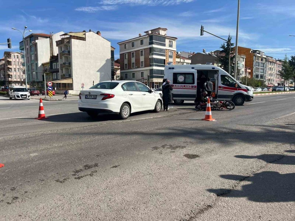 Otomobil İle Motosiklet Çarpıştı: 2 Yaralı