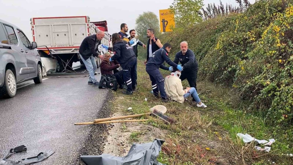 Otomobil Tırın Altına Girdi!