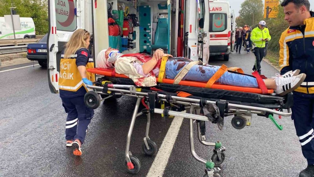 Otomobil Tırın Altına Girdi!