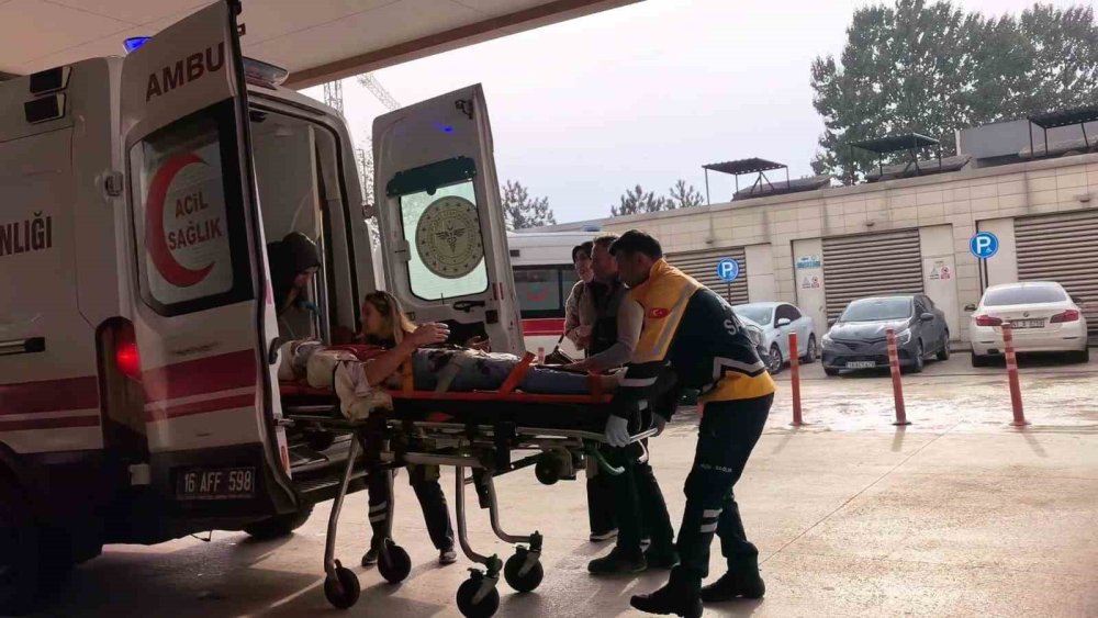 Otomobil Tırın Altına Girdi!