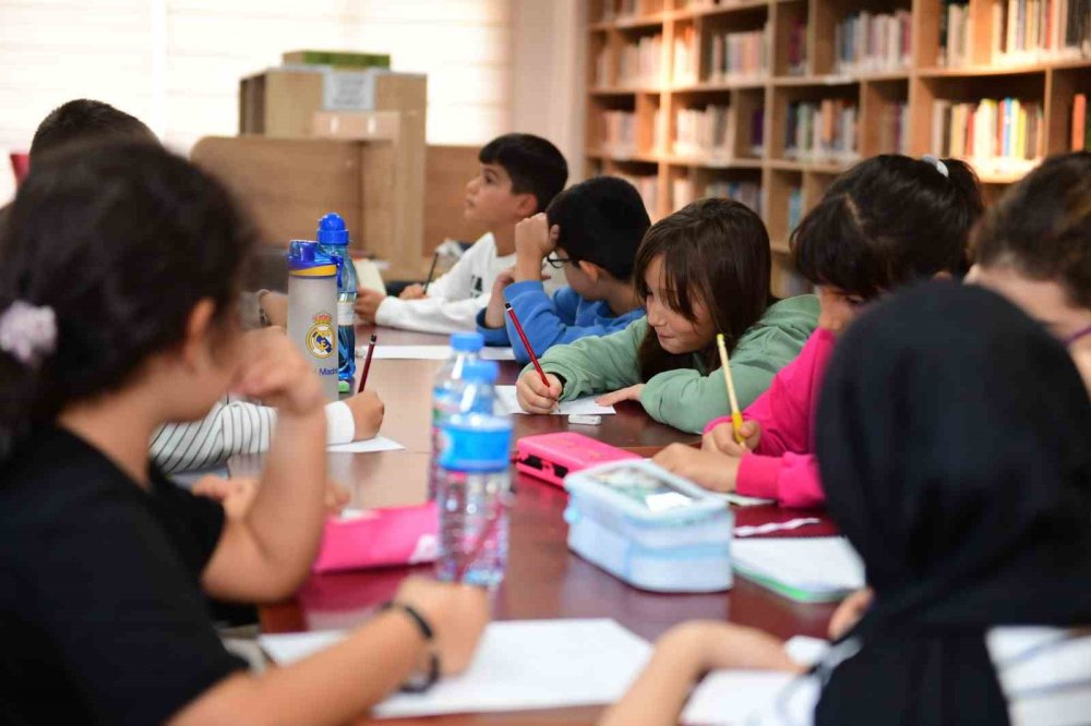 Çocuklar Hayallerini Kağıda Döküyor