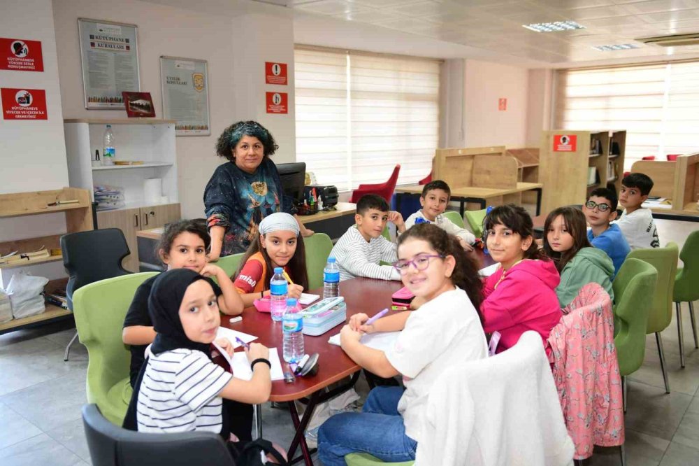 Çocuklar Hayallerini Kağıda Döküyor