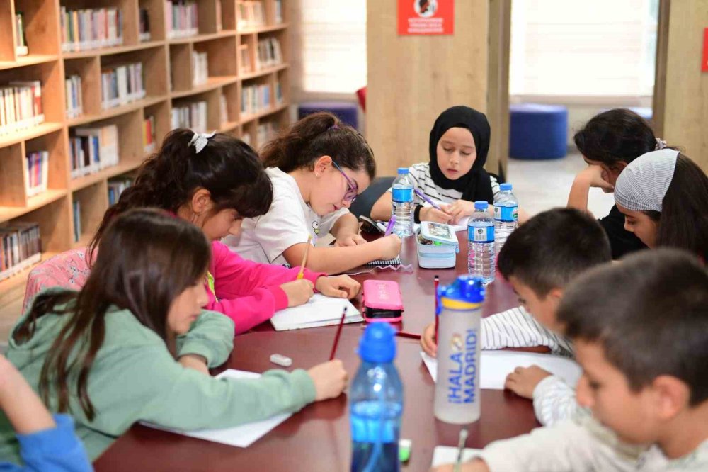 Çocuklar Hayallerini Kağıda Döküyor