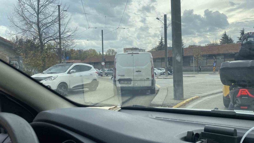 Kırmızı Işıkta Beklemek Yerine Kolay Yolu Seçti