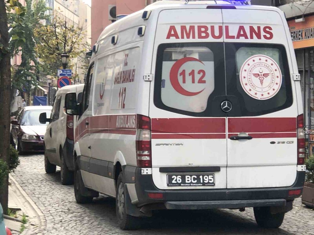 Ters Yönden Gelen Plakasız Otomobil Ambulansın İlerlemesini Engelledi
